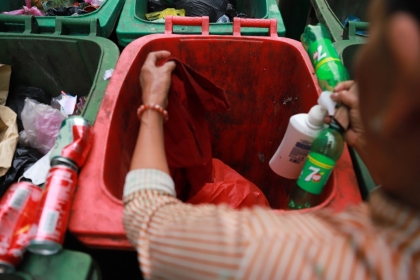 Cạn tiền lại mất việc, lao động nghèo bới rác kiếm thức ăn, quần áo mới... đón Tết